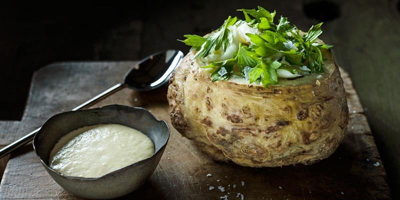 Hel rotselleri bakas långsamt mjuk med smör och timjan. Selleriköttet gröps ur och blandas med färsk libbsticka och läggs tillbaka i skalet. En kombination som passar fint ihop med smörigheten och syran i såsen.