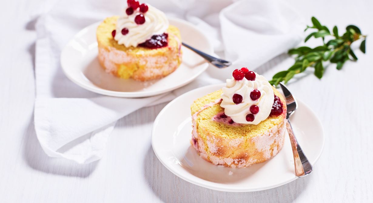 Rulltårta går att variera i det oändliga. Både med smaksättningen av bottnen och av fyllningen. Garnera gärna med en spritsad topping av grädde eller frosting och lite bär.