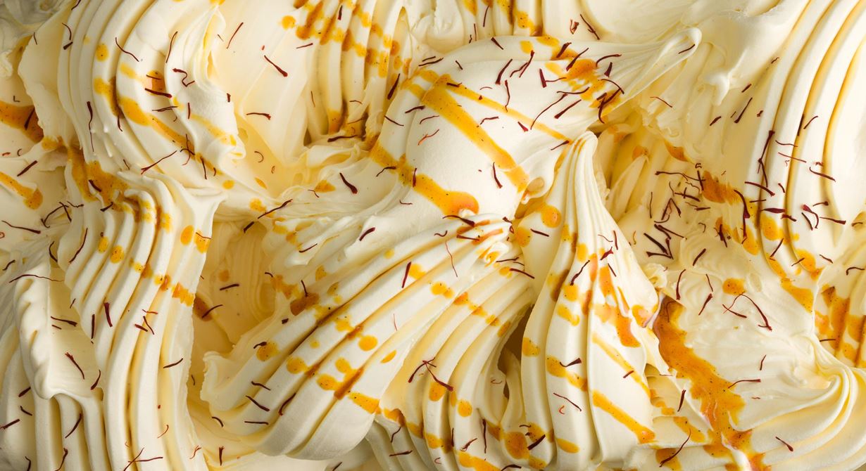 Glassdisken måste hålla sig uppdaterad året om, så saffransgelato i juletid är en självklarhet. Vaniljtonen och nyanserna av kola framhäver den milda saffranssmaken.