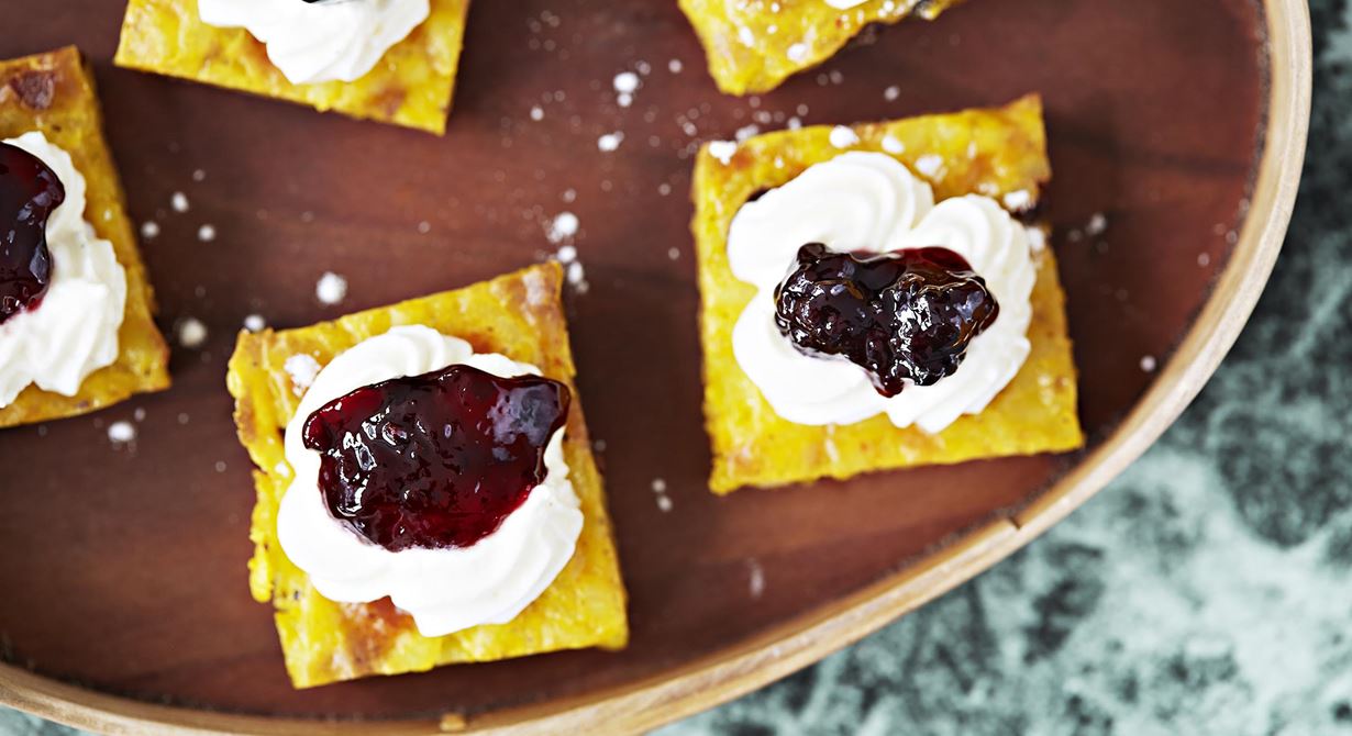 Att servera desserter i portionsformat ser trevligt ut och ger mindre svinn. Den här saffranspannkakan innehåller tranbär vilket ger en ny touch. Servera gärna med traditionell salmbärssylt och vispad grädde.