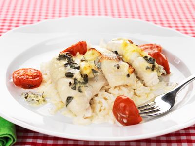 En vacker fiskrätt med ugnsbakade, sötsyrliga små tomathalvor och en ljuvlig vinsås. Salvia är en av smaksättarna framförallt i det norditalienska köket.