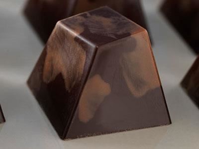 Schweizernöt på Marias vis - en mjölkchokladtryffel med rostade hasselnötter och hasselnötslikör.