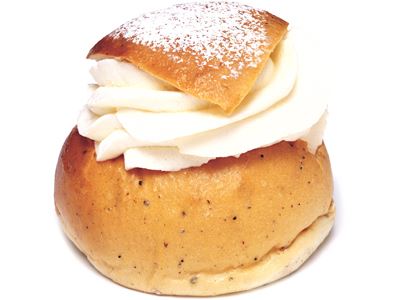Semla enligt klassiskt recept- garanterat världens godaste! Fyll semlan med vispad grädde. Sikta sedan vackert florsocker över locket.