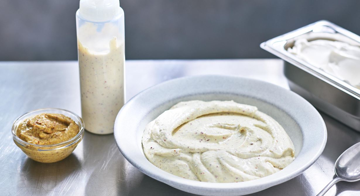 Svensk senap är en klassisk smaksättning på salladsdressing och populär till salladsbuffén. Den här blir extra krämig då den görs på färskost och grekisk yoghurt. Späd den gärna till tunnare konsistens om det föredras.