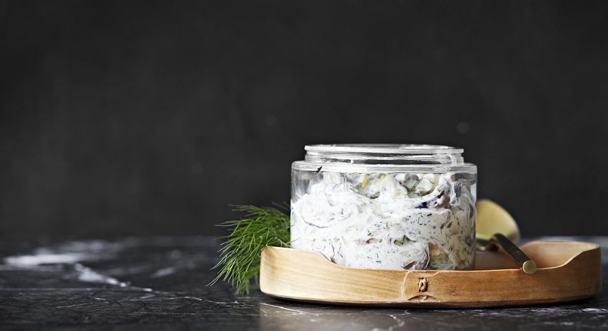 Idag finns det ekologisk, svenskodlad svamp av toppkvalitet vilken lämpar sig utmärkt att lägga in och använda till samma typ av smaker och blandningar som sill.
Det gör att de som vill äta vegetariskt får samma härliga känsla av sillbordet som alla andra vilket garanterat ger er uppskattning.