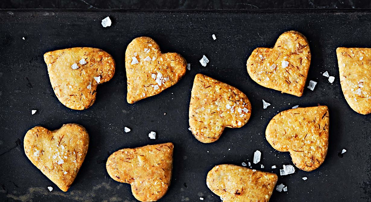 Lika söta som smakrika blir ostkakorna utskurna med pepparkaksformar. Går att variera i det oändliga och ett perfekt sätt att använda ostsnuttar som inte är
tillräckligt fina att sätta ut på julbordet. Smaksätt ev med örter, enbär eller torkade lingon.