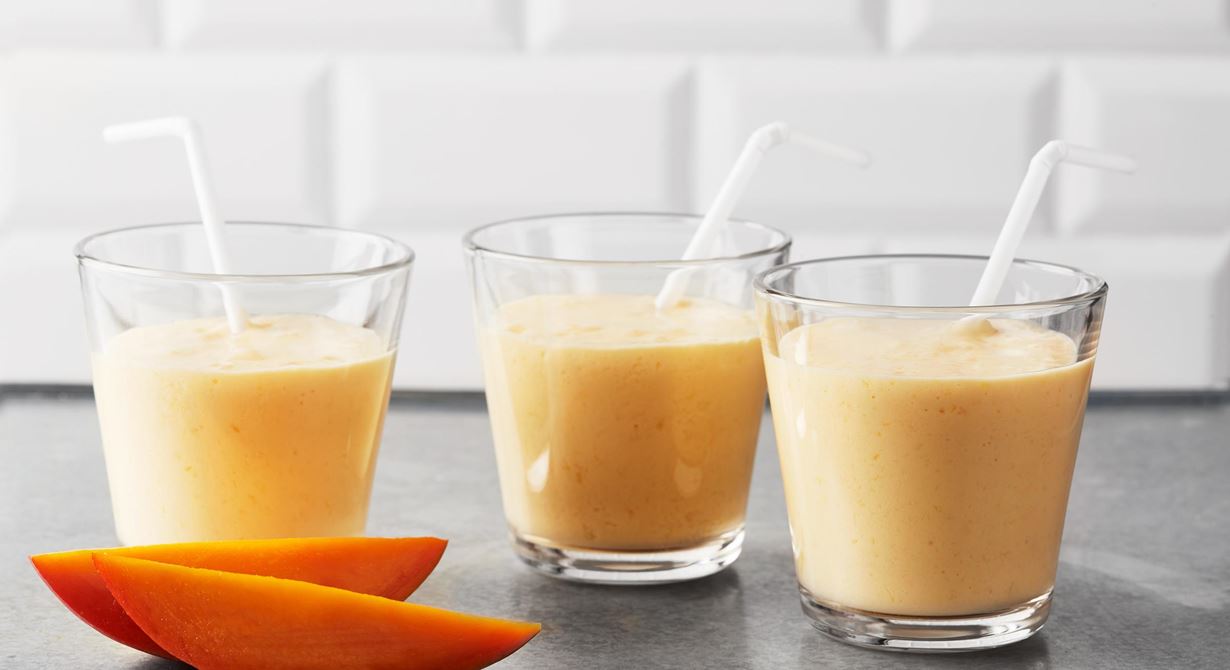En krämig smoothie med mango och banan som du snabbt och enkelt mixar.