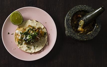 Svensk-mexikansk variant på grillade fisktacos med smulstekt abborre och salsa molcajete – en mortlad salsa. Med rostade tomater framträder smaken ännu mer.