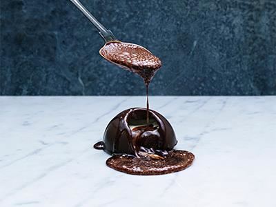En drömdessert som har allt. Knaprig, glassig, söt och makalöst god. Lämna luft mellan kupolen och glassen så smälter chokladen härligt när den varma såsen hälls på.
