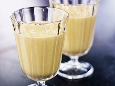 En mättande smoothie med banan och mango. Gott och nyttigt!