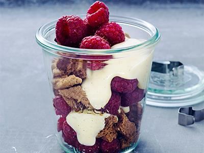 Godast blir desserten med nybakade chokladcookies. Varva krossade, knapriga kakor med smakrika hallon och en ljuvlig vaniljkräm kokad på gammeldags vis.