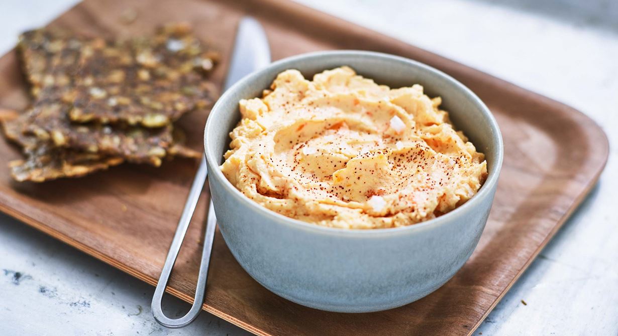 Sötpotatisen ugnsbakas och mixas sedan med färskost till en mjuk kräm. Servera som spread på brödserveringen, gärna till hårt knäckebröd eller sprött fröknäcke. Passar också fint som tillbehör till vegetariska rätter och grillat.