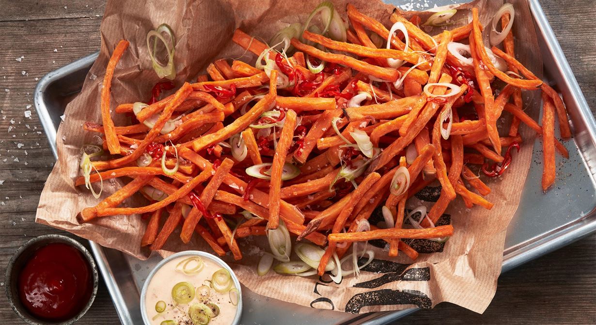 Dubbelfritera stripsen och servera direkt så att de inte mjuknar. Supergoda till hamburgare och allt grillat eller som fingerfood till rostad vitlöksaioli.