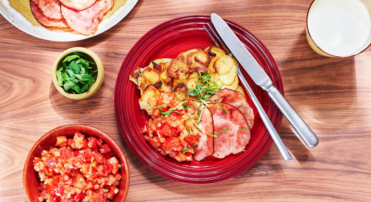 Tortilla är i Spanien en omelett med potatis. En ofta förekommande och mycket omtyckt tapas eller lunchrätt. Servera med paprika- och tomatsalsa och bräckt skinka. Tortillan lagas enkelt i bleck.