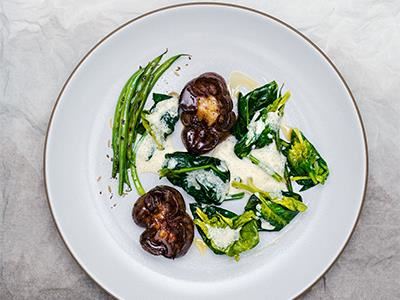 Stekt njure med gräddsås är en rätt som har varit lite bortglömd, men i Frankrike äter man den även till fest. Med smörfrästa grönsaker och smak av anis har klassikern fått en ny twist.