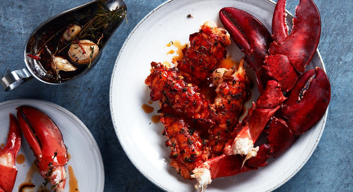 I Kalifornien äter de stekt hummer med skirat smör. Jimmis smakrika smör med timjan, ingefära, chili och vitlök tar de stekta hummerstjärtarna till en ny nivå. De kokta klorna serveras bredvid.