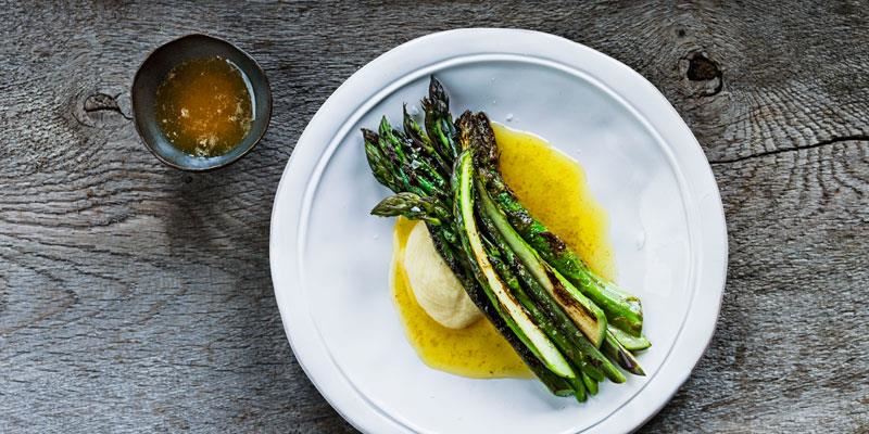 Stekt grön sparris serveras med en mjuk ostcrème på Svecia. Ett välsmakande citronsmör skedas över sparrisen vid servering. Underbart som egen mellanrätt på menyn eller som tillbehör till grillat.