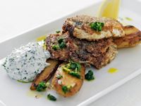 En klassisk men ändå helt ny rätt. Jag vill få in fisk på lunchmenyn. Men färsk fisk är ofta dyr. Strömmingen är däremot billig. Den blir mycket trevlig om man marinerar den i crème fraiche och steker den frasig.