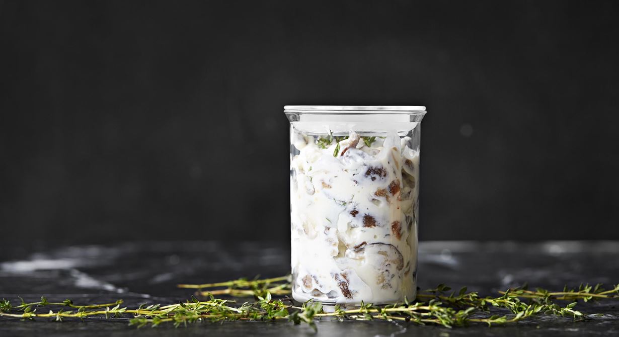 Få allt det goda med sill utan fisk. Sötsyrlig ättikslag och krämig yoghurtsås med shitakesvamp istället - smart!