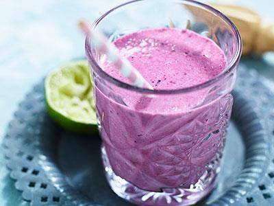 Emma Erlandsson har skapat en uppfriskande och fluffig smoothie. En perfekt energikick med c-vitaminrika svarta vinbär.