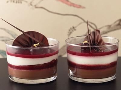 En modern variant av den klassiska internationella Schwarzwaldtårtan i glas. På en seg browniebotten ligger ett lager av krämig pannacotta, körsbärsgelé, hasselnötsdacquoisebotten och mousse på kvarg.