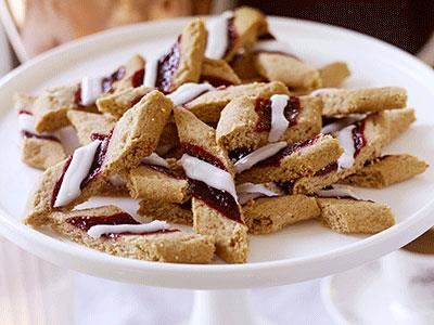 Det uppskattas av gästerna när något litet sött servera till kaffet och den här kakan blir perfekt i juletid. Kanelkakor med hallonsylt och glasyr ger den rätta känslan och passar också bra på julens gottebord.