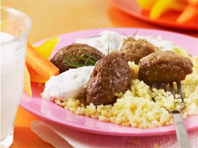 Tacos äter barnen hemma. Det är roligare att överraska med egna alternativ. Vi gör saftiga och fina järpar utan ägg, som får grotta till sig och steka färdigt i ugn. Den omtyckta, krämiga såsen kom till en gång när jag hittade övergiven burk pickels.