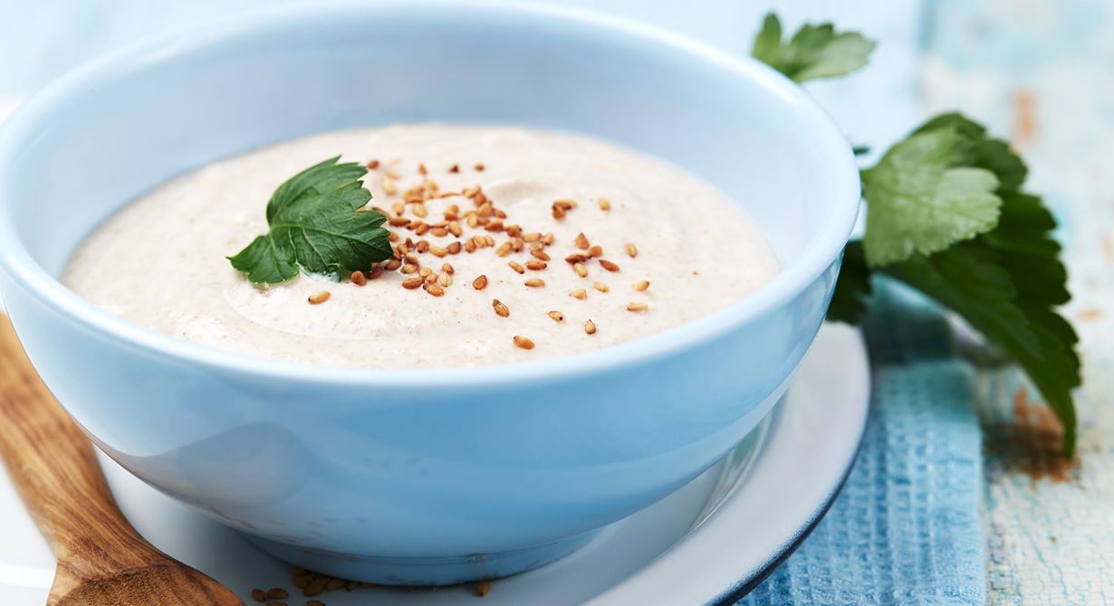 En enkel och smakrik dressing med sesampastan tahini och mild yoghurt. Den lätta dressingen passar bra till falafel, sallader och som dipp till grönsaker.