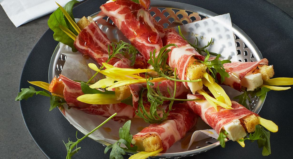 Krämig talrggio precis lagom mjuk att skära i stavar. Enkla att rulla in i coppa med rostad brioche, lite rucola, söta majsskott och en god vitlökscrème.