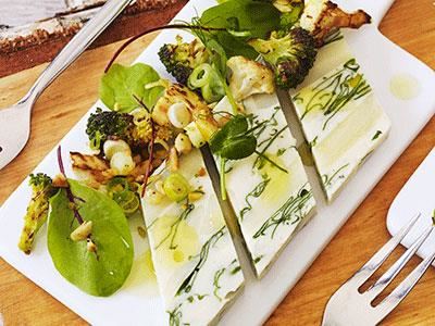 En fin och god terrin på rotfrukter gör alla vegetarianer glada. Enkel att förbereda och perfekt att ha som en förrätt på julmenyn eller som en del av den kalla eller vegetariska delen på julbordet,