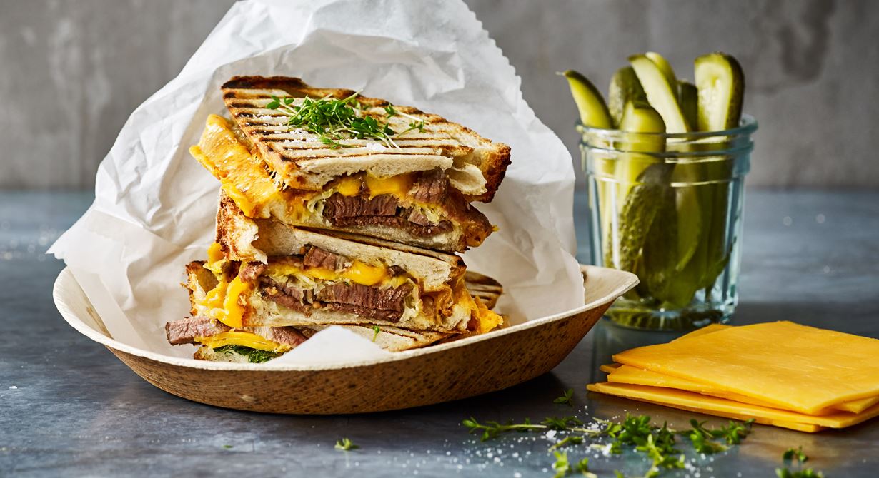 Reuben Sandwich med oxbringa och surkål är en riktig klassiker. Det är lätt att förstå varför.