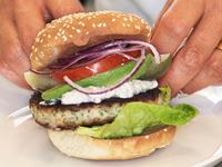 En självklar rätt på min lunchmeny. Burgarna är goda med fattigmanspommes frites som är en restprodukt, med andra ord friterade potatisskal. De är delikata att fånga upp den krämiga ansjovisdressingen med.