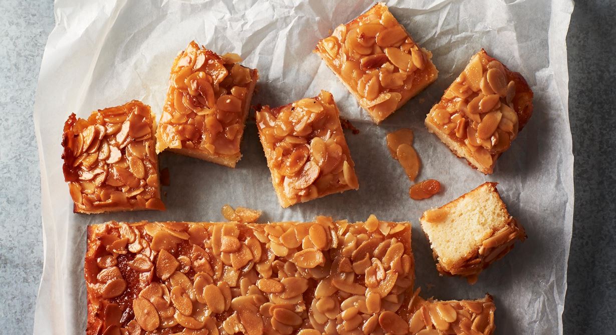 En saftig sockerkaka med härligt knäckigt mandeltäcke är en klassiker på kakfatet.