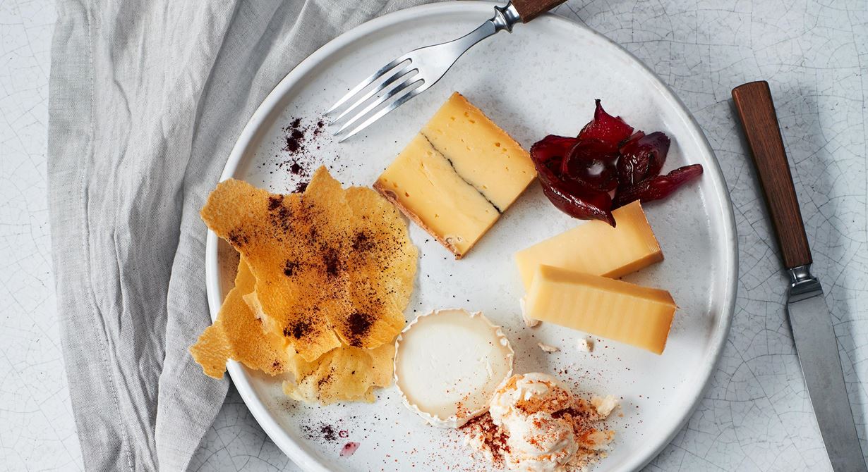 Picklad rödlök är perfekt till getost. Potatisflarn, pudrade med syrligt svartvinbärspulver och intensivt söta parmesanmaränger med sting av primentón står sig bra mot de mer smakrika ostarna.