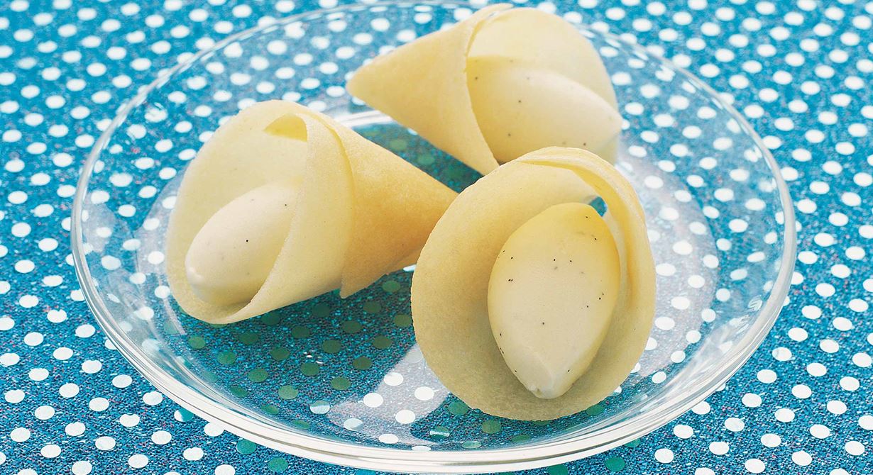Tuiles har sitt ursprung i Frankrike och är tunna, krispga flarn eller rån. Forma tuiles till strutar och fyll dem med ägg av vaniljglass.