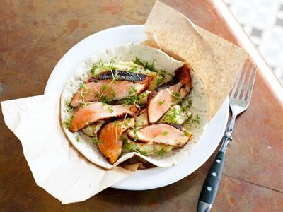 Smidigast är att grava laxen över natten. Då spar du tid. Grovkornig senap passar bäst i det krämiga potatiskrosset. Du kan också rulla ihop tunnbrödet som en wrap.