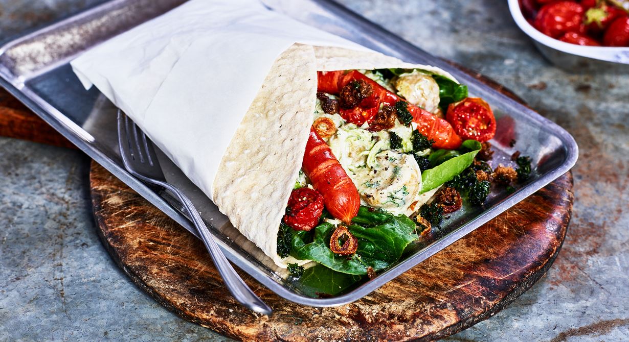 Tunnbrödsrulle är en storsäljare på grillkioskerna men nu även på caféer och restauranger. Fyll ett tunnbröd med krämig fransk potatissallad, grillad kabanoss och bakade tomater. Toppa med rostad lök, friterad persilja och kapris. Det blir garanterat en favorit hos era gäster!