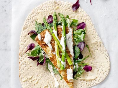 Fantastiskt bröd som rymmer en hel lunch. En läcker kombination med mjuk omelett, grillar sparris och en krämig dressing med sting av vitlök. Wrap betyder att
slå in. Och det är precis vad du gör med fyllningen.