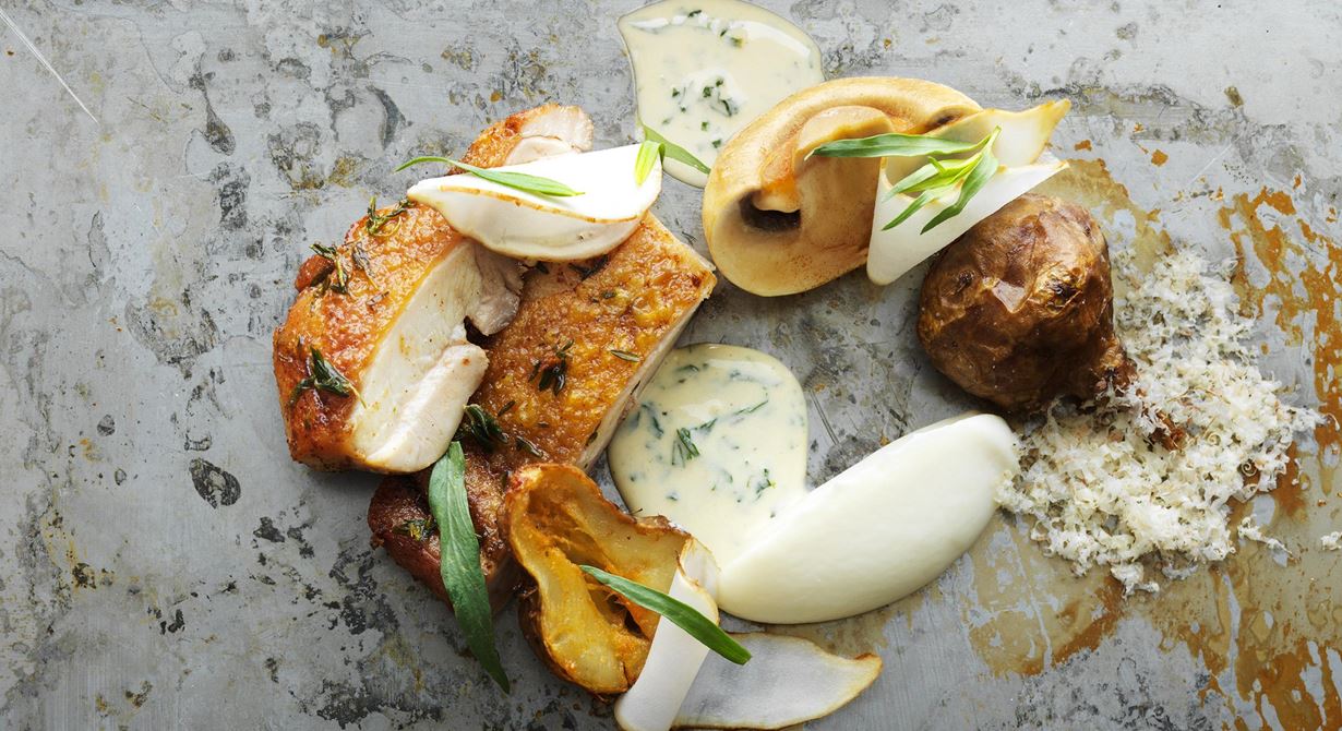 En uppdaterad klassiker i smakrik stil. Saftigt tupplår i sällskap av friterade och picklade jordärtskockor samt en fyllig kräm på skockorna. Serverad med en gräddig sky smaksatt med färsk dragon.