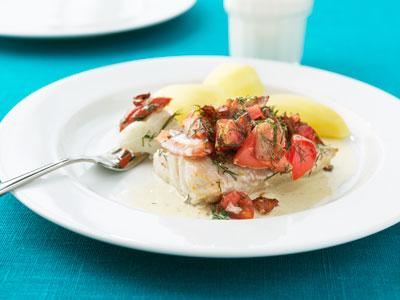 Barnen är jättebra på att äta fisk. Den här ugnsstekta fisken varierar vi på olika sätt. Baconet kan knaperstekas i förväg.