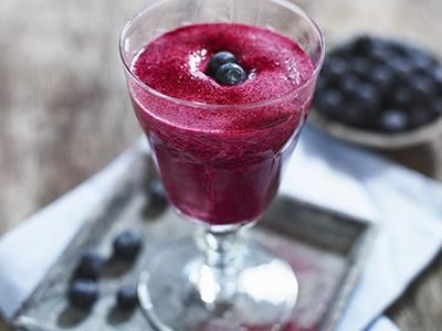 Anders Karlsson bjuder på en uppfriskande och god smoothie med c-vitaminrika blåbär och pigg smak av ingefära. Dekorera gärna med färska blåbär.