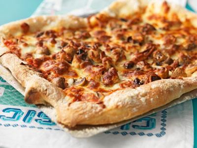 Välkända rätter får eleverna att våga prova vegetariskt. En busgod pizza med seg botten och knapriga kanter, toppad med nyttiga linser, tomater, oliver och ost tackar ingen nej till.