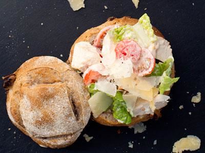Härliga, smakfulla portionsbröd med valnötter, krispiga skorpa och segt inkråm. Delade och urgröpta rymmer de en hel caesarsallad. Var generös och servera extra av den goda dressingen bredvid.
