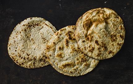 I de norra delarna av Mexiko är det vanligt med tortillabröd bakade på vete. Tänk alltid på att lägga de tunna, runda bröden på en fuktig handduk. Då är de fortfarande mjuka och formbara vid servering.