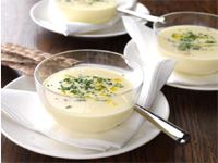 Min favoritsoppa gör jag gärna på mandelpotatis, en sort som vi bara har i Sverige. Soppan innehåller mer potatis och mindre lök än vad du kanske är van vid. Den är lika god varm som kall.