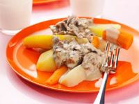 Hungriga småbarn gillar kött. Renskav är tunt, smått och gott. Renkött är dessutom mycket nyttigt och rikt på både mineraler och vitaminer. Lite gelé i gräddsåsen ger sötma som barnen gillar.
