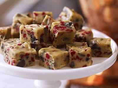 Härlig fudge att servera på julens gottebord. Krossad turkisk peppar och frystorkade hallon samsas i en vit chokladfudge. Den här blir garanterat en favorit bland julbordets gäster.