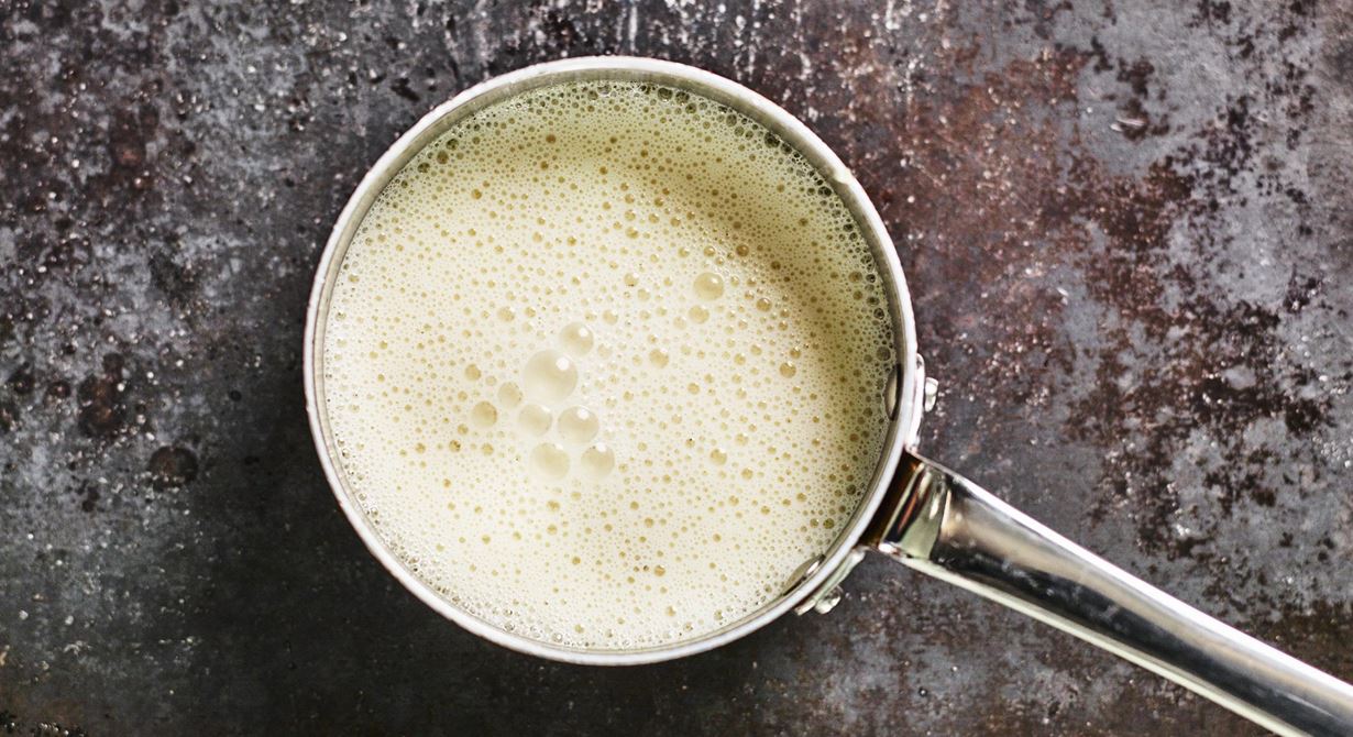 En av de viktigaste grundsåserna. Vispa i lite crème fraiche för att få en annan smakprofil på vitvinssåsen.