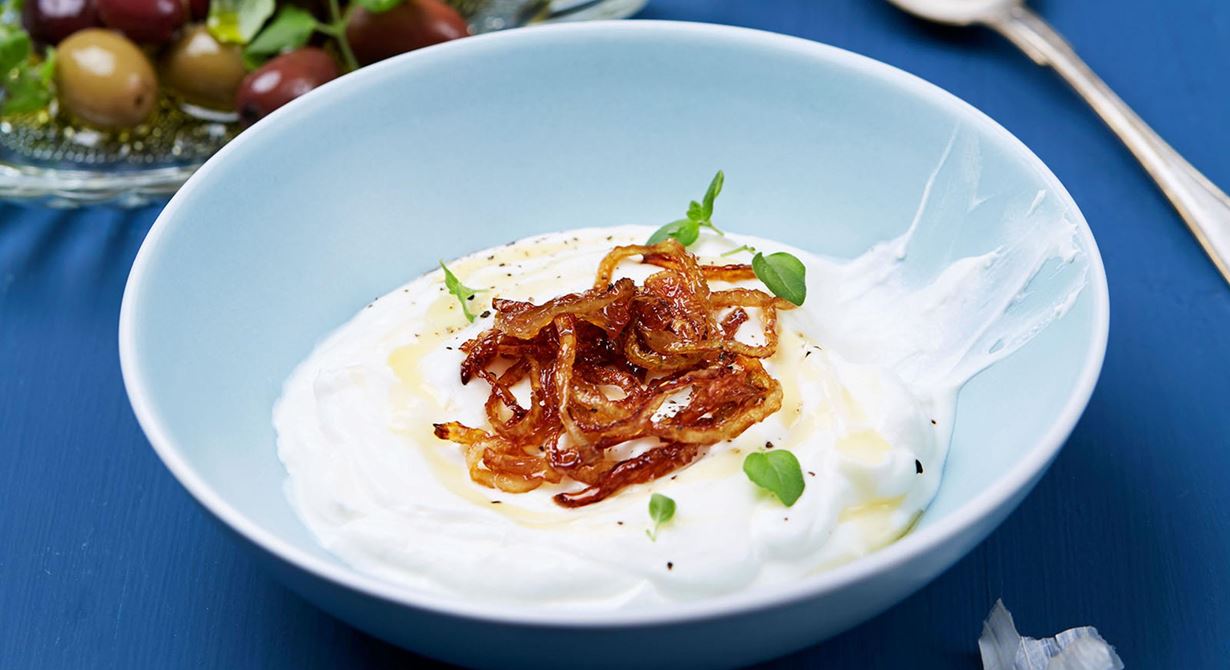 Grekisk yoghurt blir ännu fastare och krämigare om du "hänger av" den. Syra bryter fint av till lökens sötma och olivernas sälta.