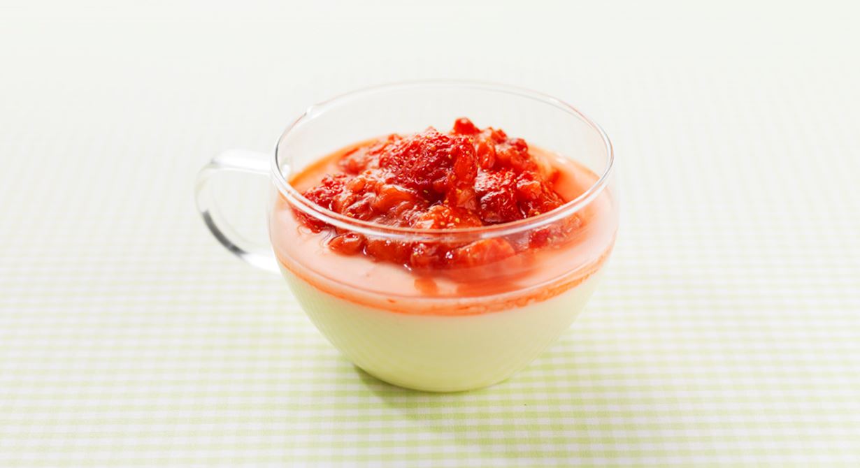En pannacotta med matyoghurt, grädde och honung får smaklökarna att blomma. Gör gärna några extra när du ändå håller på. Perfekta att ha på lut i kylen. Mosade eller skivade jordgubbar är gott till.